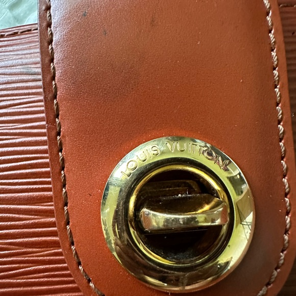 Louis Vuitton Capucines Kenyan Brown Epi Shoulder Bag - Picture 4 of 12